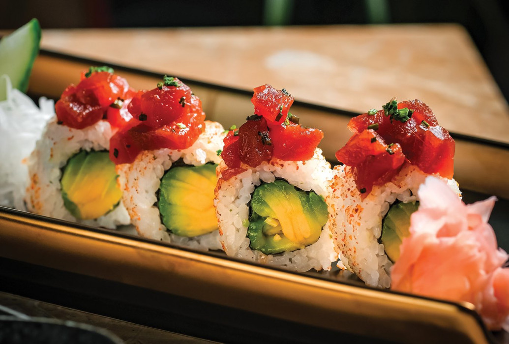 Sushi roll atún rojo y aguacate. Restaurante Bonito Kitchen & Cocktails, Mallorca Sushi roll atún rojo y aguacate. Restaurante Bonito Kitchen & Cocktails, Mallorca