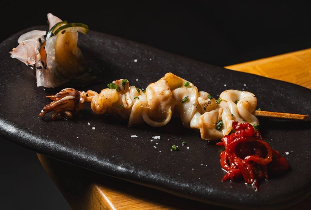 Yakitori de calamar con sal y cebollino. KANSŌ Taberna Japonesa. Palma de Mallorca