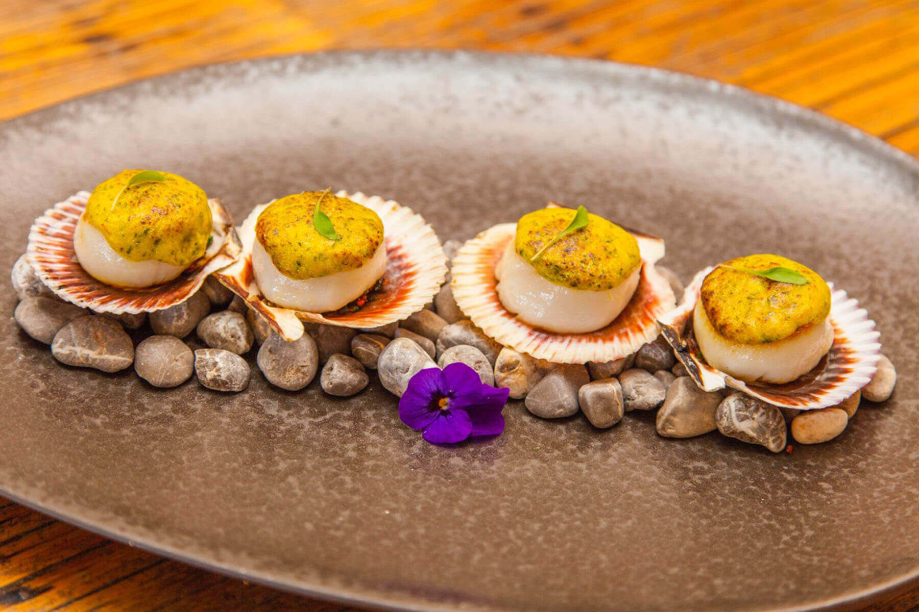 Gastronomy: Conchitas a la parmesana (scallops on their shells oven cooked  with cheese and butter). Restaurante La Rosa Stock Photo - Alamy